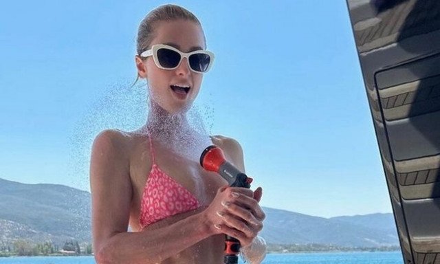 Πάρις Χίλτον: Ποζάρει σαν Barbie με ροζ μπικίνι στις Σπέτσες