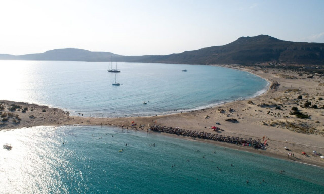 Ξένοι επισκέπτες φωτογραφίζουν την Ελαφόνησο