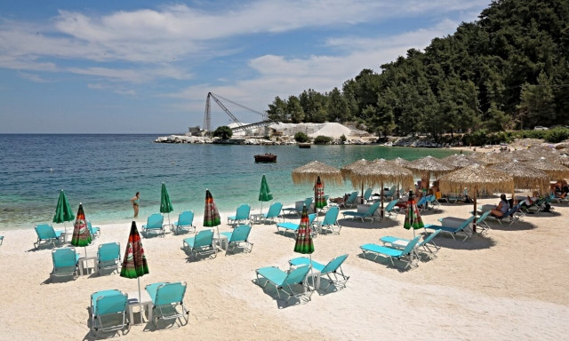 «Κίνημα της πετσέτας»: «Μπαράζ» ελέγχων σε ελληνικές παραλίες, «τσουχτερά» πρόστιμα στους παραβάτες