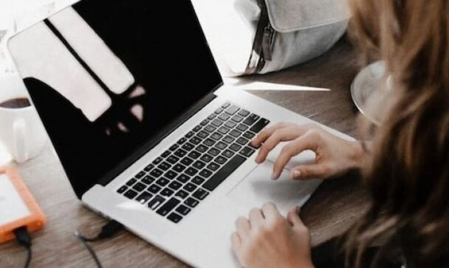 Την απέλυσαν επειδή διαπιστώθηκε ότι δεν πληκτρολογούσε αρκετά στην τηλεργασία