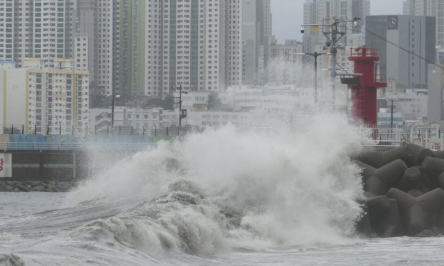 Συναγερμός στη Ν.Κορέα: Χιλιάδες άνθρωποι απομακρύνθηκαν, πτήσεις ακυρώθηκαν λόγω καταιγίδας