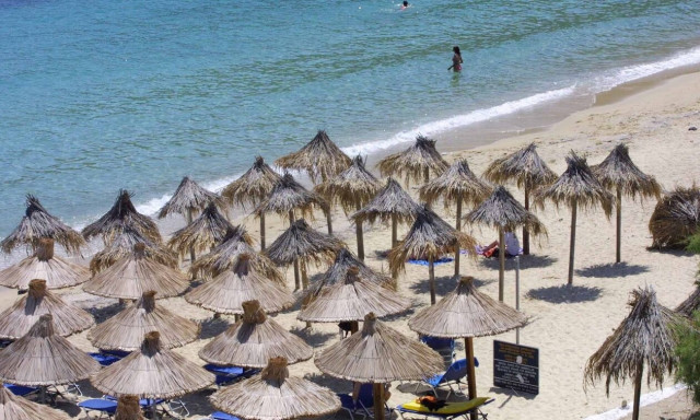 Μύκονος: Η Ψαρρού της «στεγνής» ξαπλώστρας