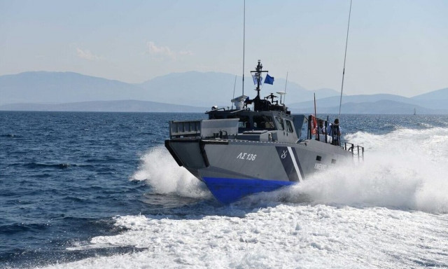 Περιπέτεια για 9 Ρουμάνους στη Χαλκιδική - Έπεσαν σε βράχια με το σκάφος τους