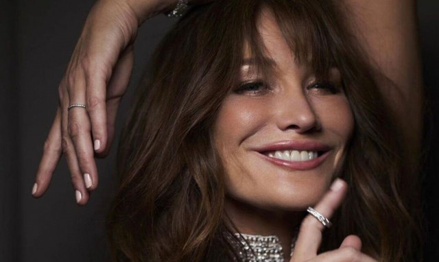 Κάρλα Μπρούνι: Το βίντεο από τις διακοπές στη Φολέγανδρο