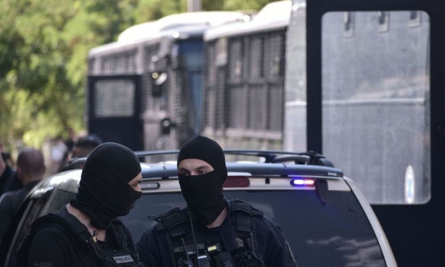 Επεισόδια στην Ευελπίδων όπου απολογούνται οι χούλιγκαν της αιματηρής συμπλοκής στη Νέα Φιλαδέλφεια