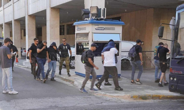 Νέα Φιλαδέλφεια: Μεταφέρονται στον ανακριτή αυτή την ώρα οι Κροάτες Χούλιγκαν