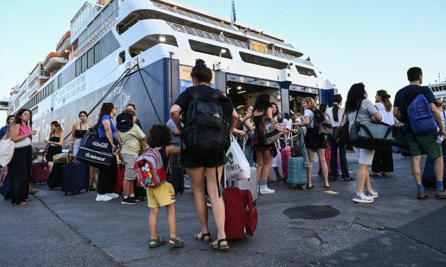 Εγκαταλείπουν την Αθήνα και οι τελευταίοι αδειούχοι