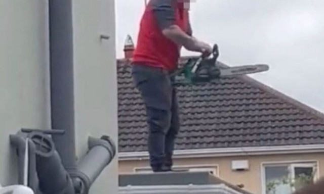 Εξαγριωμένος οικοδόμος επέστρεψε με αλυσοπρίονο για εκδίκηση επειδή δεν πληρώθηκε (vid)