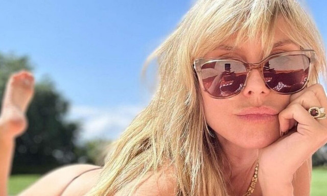 Χάιντι Κλουμ: Πιο σέξι από ποτέ - Ποζάρει τόπλες στο Κάπρι της Ιταλίας