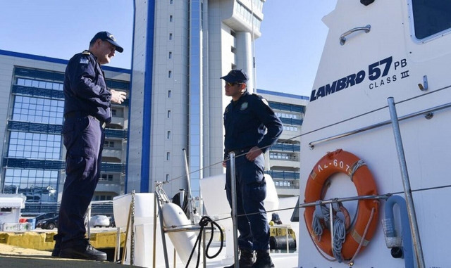 Ρόδος: Διάσωση 13 μεταναστών και σύλληψη του διακινητή τους από το Λιμενικό