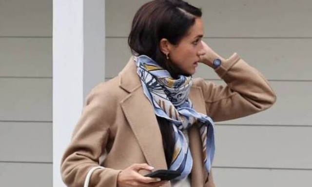 Μέγκαν: Η αλλόκοτη εμφάνισή της – Φόρεσε παλτό με 21 βαθμούς Κελσίου και επίθεμα κατά του στρες