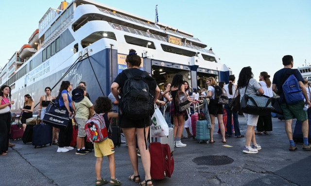 Με πληρότητες της τάξης του 100% αναχωρούν τα πλοία με τους αδειούχους του Αυγούστου