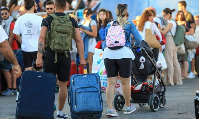 Holidaymakers continue to leave in droves from Piraeus port, ahead of Aug. 15 holiday