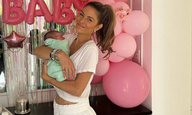 Μαρία Μενούνος: Φωτογραφίζει τον σύζυγό της, Κέβιν Αντεργκάρο, αγκαλιά με την κόρη τους