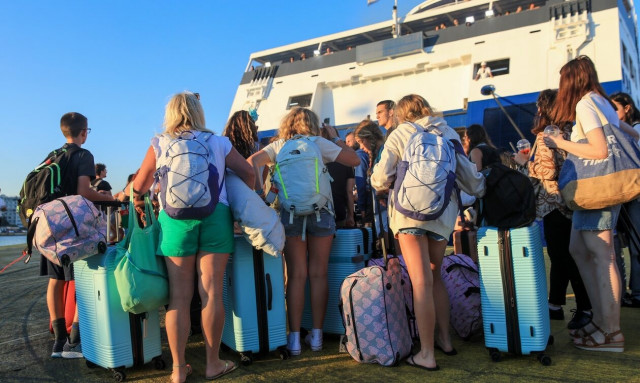 Σε εξέλιξη η έξοδος των αδειούχων του Αυγούστου - 32.580 επιβάτες αναχώρησαν χθες από τον Πειραιά