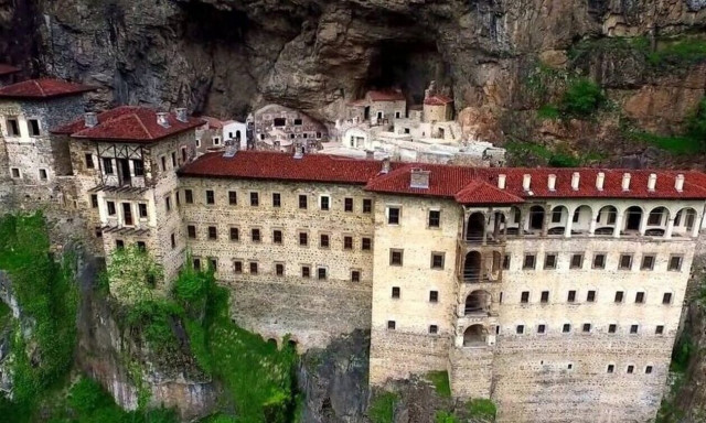 Παναγία Σουμελά: Η «καρδιά» της ποντιακής ψυχής και οι τουρκικές παραβιάσεις στη συνθήκη της Λωζάνης