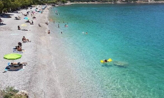 Αθήνα: Η παραλία-μύθος του Αυγούστου που κάνει περήφανο το «κίνημα της πετσέτας»