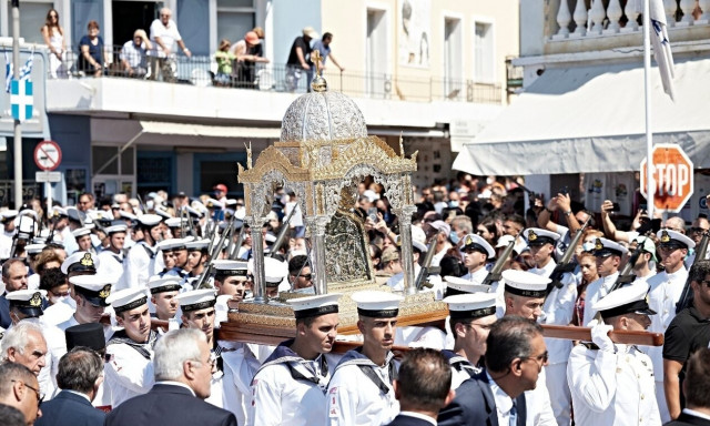 Δεκαπενταύγουστος: Η Τήνος «βουλιάζει» από προσκυνητές – Επίσκεψη Μητσοτάκη και Δένδια στο νησί