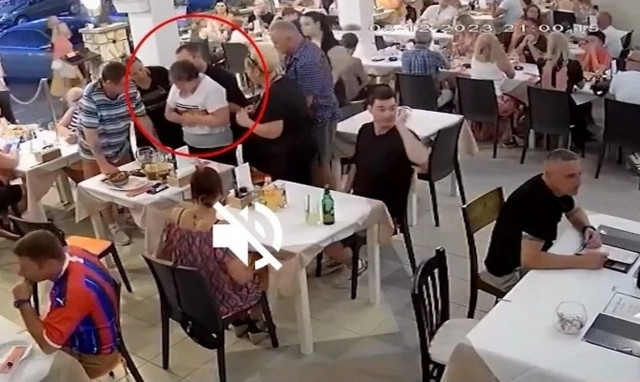Ζάκυνθος: Σερβιτόρος σώζει πελάτισσα από πνιγμό
