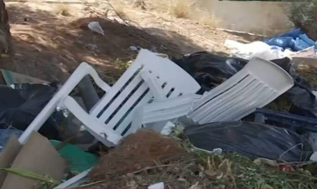 Γαλάζια Ακτή Λαγονησίου: Ξερά χόρτα, ακαθάριστα οικόπεδα και διάσπαρτες χωματερές