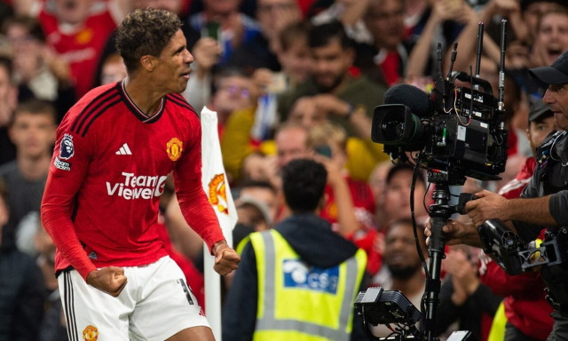 Premier League: Ο Βαράν λύτρωσε τη Μάντσεστερ Γιουνάιτεντ στην αγχωτική πρεμιέρα της