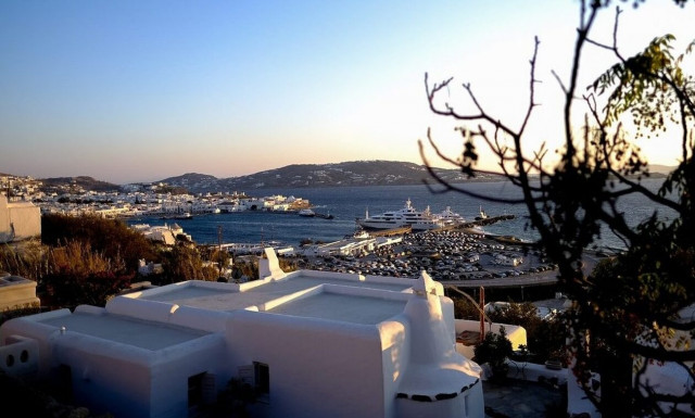 Μύκονος: Χειροπέδες σε τρεις αστυνομικούς - Φύλαγαν για 12 ευρώ την ώρα βίλες