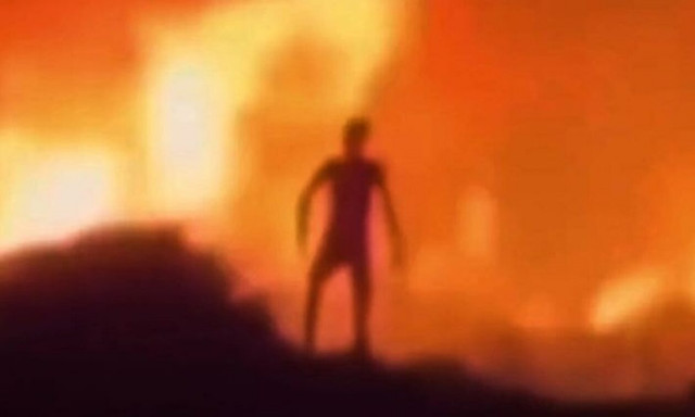 TikTok: Ανατριχιαστικό βίντεο δείχνει μια ανθρωπόμορφη φιγούρα να περπατάει αλώβητη μέσα από φωτιά