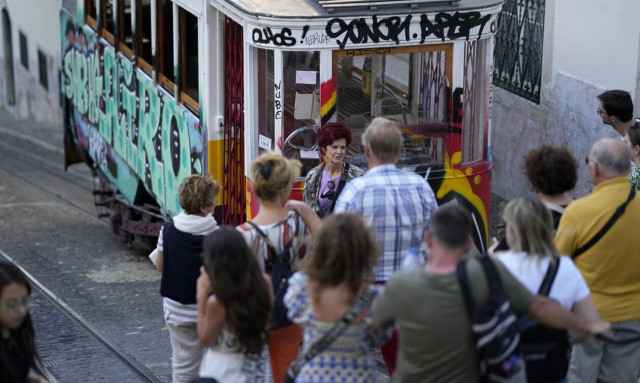 Πορτογαλία: Ο αριθμός των ξένων τουριστών το πρώτο εξάμηνο ξεπέρασε τα 8 εκατομμύρια