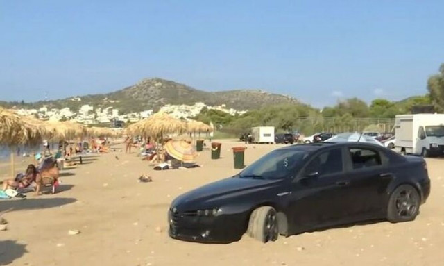 Βάρκιζα: Οδηγός πάρκαρε το αυτοκίνητό του... δίπλα στις ομπρέλες