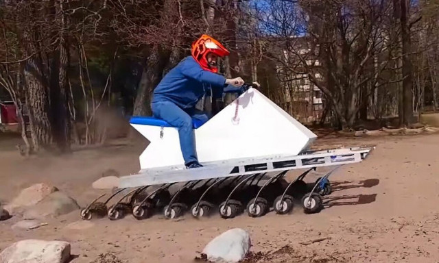 Έχει 18 τροχούς και δεν το σταματά σχεδόν τίποτα