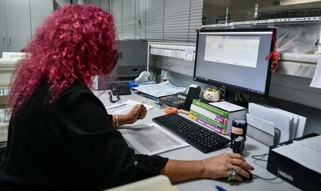 Εφορία: Παύει από αύριο η τήρηση των χειρόγραφων βιβλίων