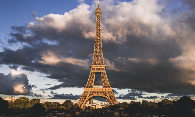 Γαλλία: Μεθυσμένοι τουρίστες βρέθηκαν να κοιμούνται στην... κορυφή του Πύργου του Άιφελ