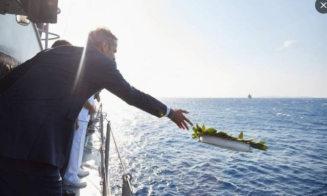 Στην Τήνο ο Κυριάκος Μητσοτάκης: Τίμησε με στεφάνι τους νεκρούς από το καταδρομικό «Έλλη» (vid)