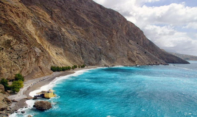 Χανιά: Εκκενώθηκε η παραλία Γλυκά Νερά υπό τον φόβο κατολίσθησης - Μεγάλη επιχείρηση