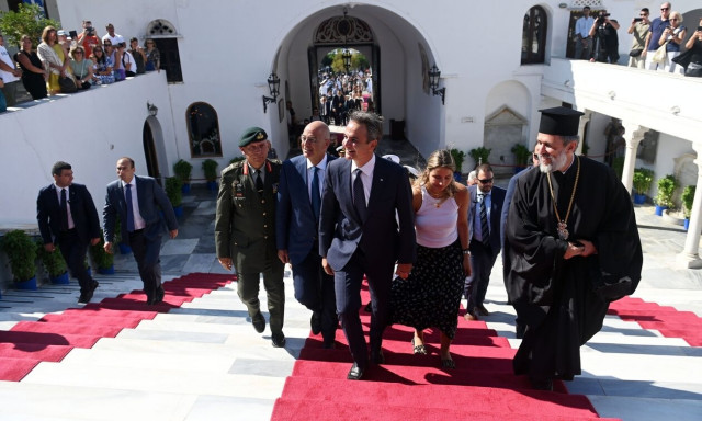 Κυριάκος Μητσοτάκης: «Πρόσεξε τα κορδόνια» είπε στη δημοσιογράφο Ρένα Κουβελιώτη στην Τήνο