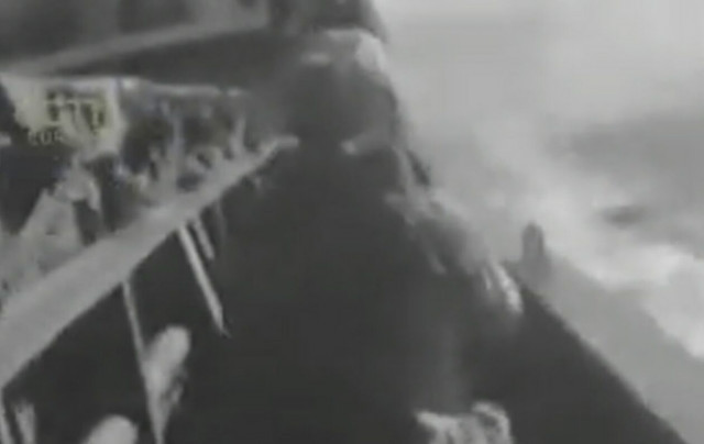 Έφοδος Ρώσων στρατιωτών σε φορτηγό πλοίο στη Μαύρη Θάλασσα (video)