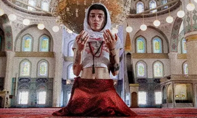 Τουρκία: Κύμα οργής κατά μοντέλου που φωτογραφήθηκε με την κοιλιά έξω σε τζαμί στην Άγκυρα