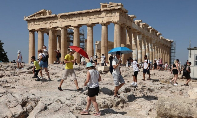Ακρόπολη: Ουρές τουριστών για μια επίσκεψη στον Ιερό Βράχο