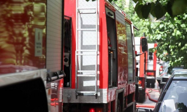 Ηράκλειο: Φωτιά στο Εργατικό Κέντρο κινητοποίησε την Πυροσβεστική (vid)