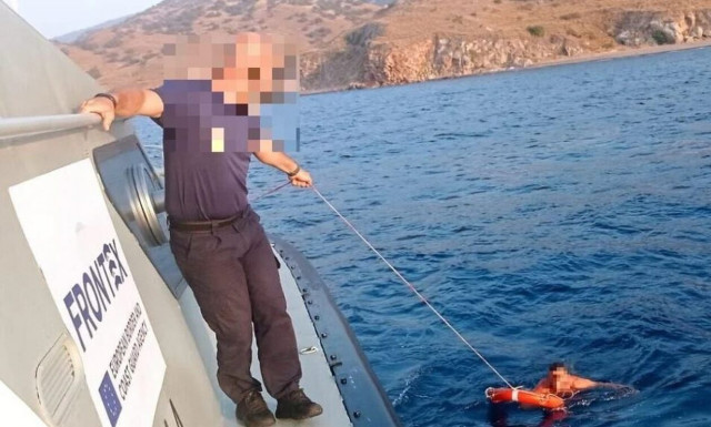 Μυτιλήνη: Περιπέτεια για λουόμενη που παρασύρθηκε με φουσκωτό φλαμίνγκο - Βίντεο από τη διάσωση