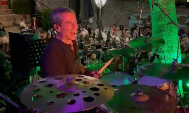 Ανδρέας Λοβέρδος: Έπαιξε ντραμς σε πανηγύρι στη Φωκίδα - Δείτε το βίντεο