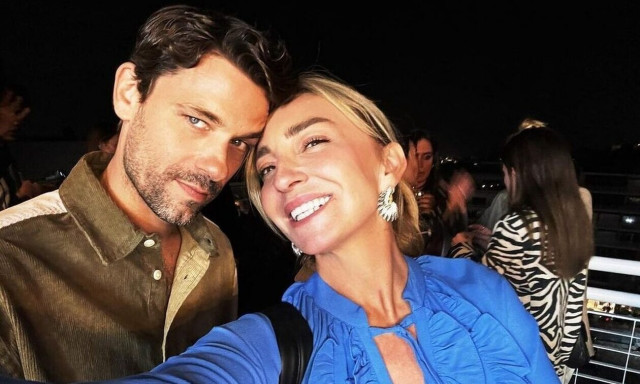 Η Ρούλα Ρέβη φωτογραφίζει γυμνό στη θάλασσα τον Αποστόλη Τότσικα