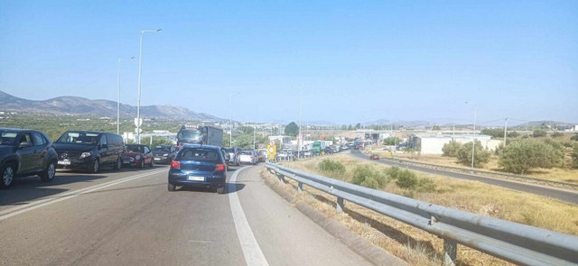 Χάος στην Αθηνών Κορίνθου: Εκατοντάδες αυτοκίνητα ακινητοποιημένα