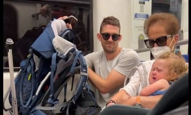 Ηλικιωμένη πήρε στην αγκαλιά της κόρη τουρίστριας για να την ηρεμήσει - Viral το βίντεο στο Tiktok