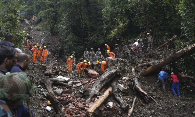 Ινδία: Τουλάχιστον 66 νεκροί από πλημμύρες και κατολισθήσεις - Τόνοι λάσπης καταπίνουν σπίτια