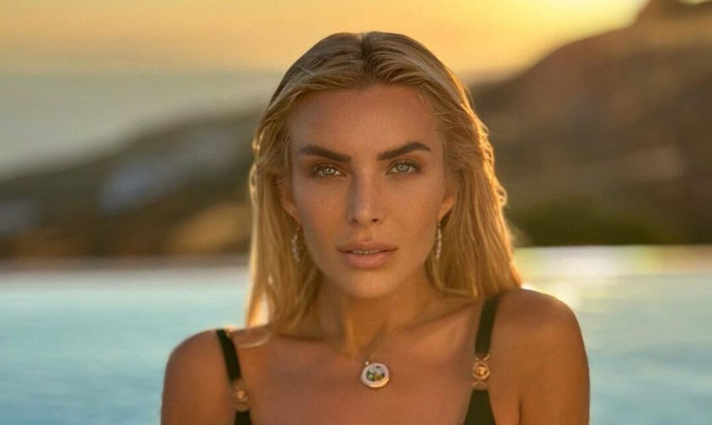 Κατερίνα Καινούργιου: Στην Τήνο για τον Δεκαπενταύγουστο - Ποζάρει χωρίς ίχνος μακιγιάζ