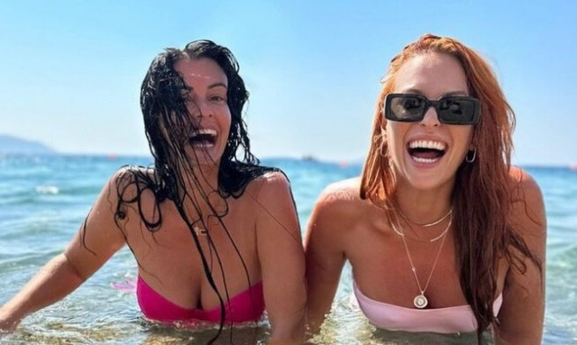 Σίσσυ Χρηστίδου: Κοινές διακοπές με τη Μαρία Κορινθίου στη Χαλκιδική - Ποζάρουν με ροζ μαγιό