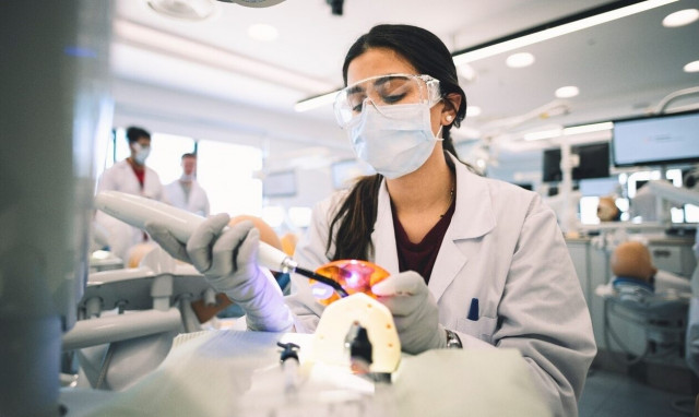 Σχολή Οδοντιατρικής EUC: Τεχνολογική υπεροχή, κλινική άσκηση και επαγγελματική αποκατάσταση