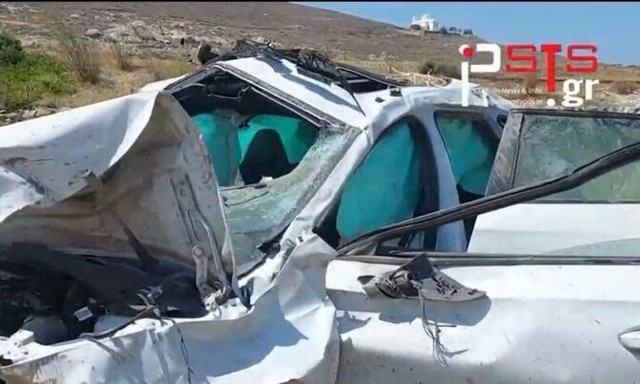 Πάρος: Τρελή πορεία αυτοκινήτου - Έκανε τούμπες, χτυπούσε σε κολόνες και... διαλύθηκε