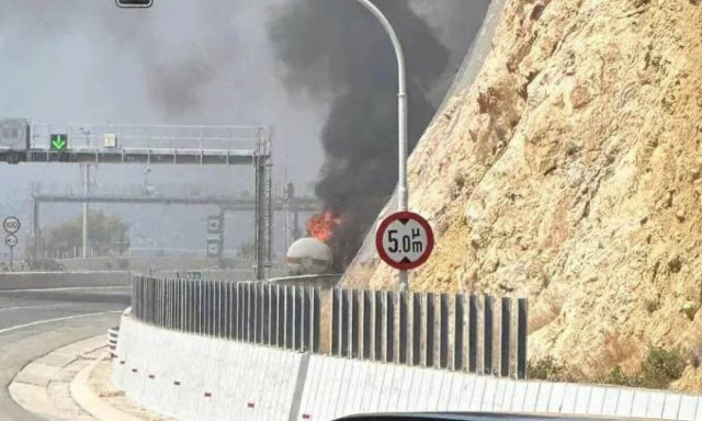 Κατασβέστηκε η πυρκαγιά σε βυτιοφόρο: Αφήνουν το υγροποιημένο αέριο να διαφύγει στην ατμόσφαιρα